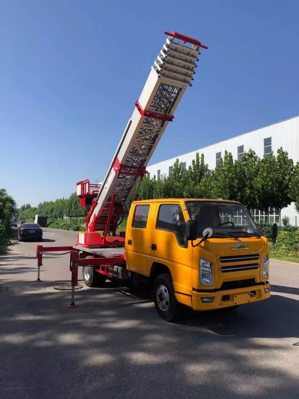 潮安附近的云梯车出租服务：轻松解决高空作业需求